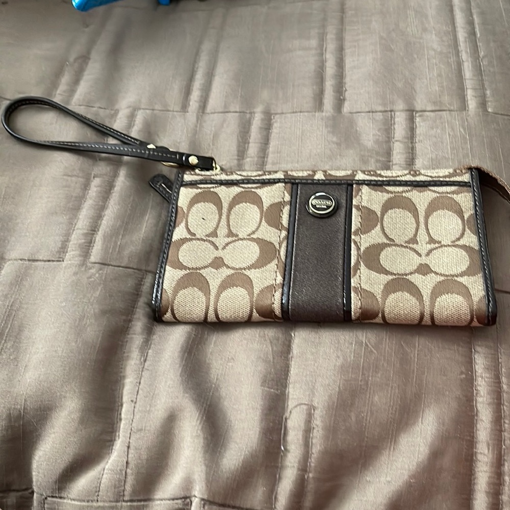 Coach wristlet - Picture 2 of 8